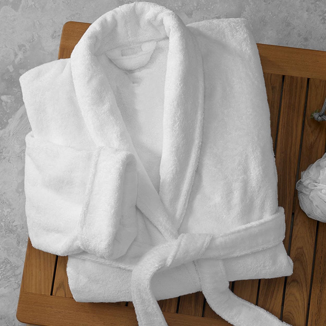 Забрал полотенце. Белый махровый халат. Халат махровый белый для гостиниц. Белый банный халат. Полотенце махровое и халат белые.
